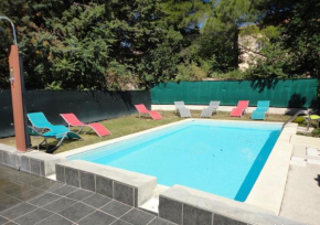 Joli Studio avec grande terrasse cuisine 1 lit double de qualité piscine et parking gratuit
